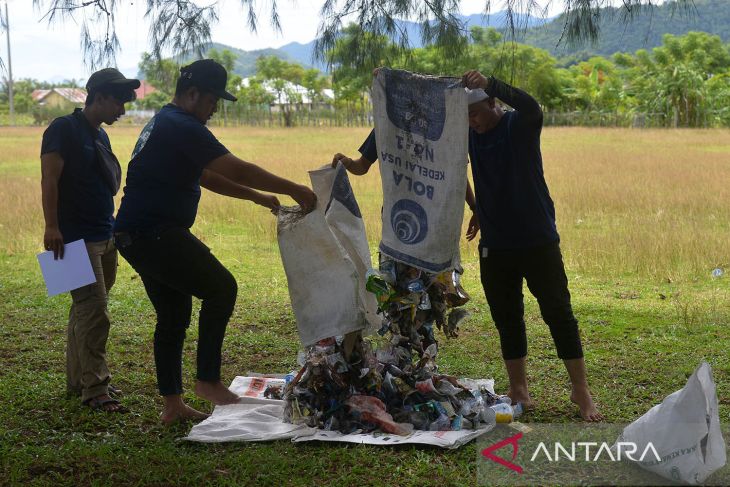 Aksi bersih pantai dari sampah plastik