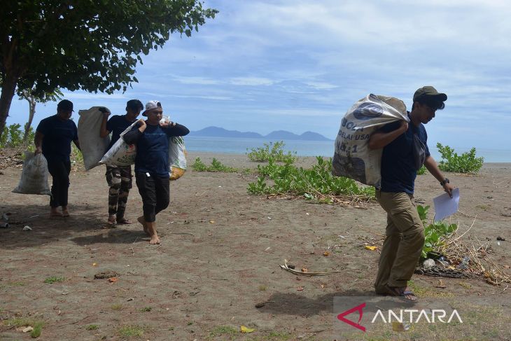 Aksi bersih pantai dari sampah plastik