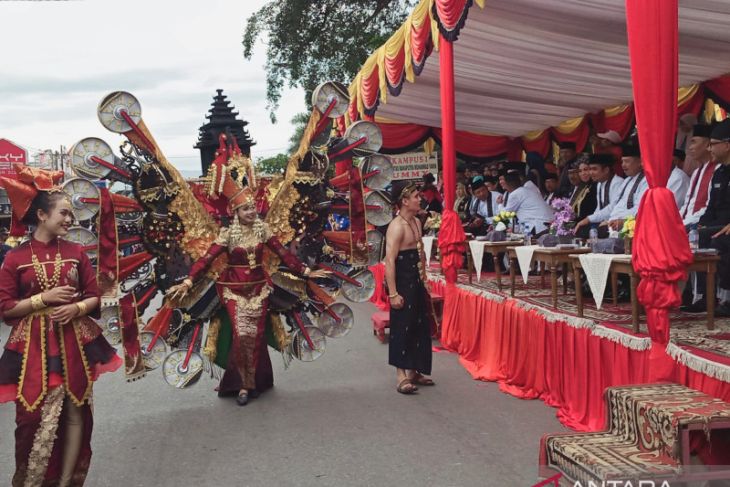 Ribuan masyarakat saksikan penutupan Rang Solok "Baralek Gadang"