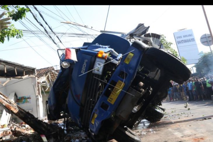 4 tewas dalam kecelakaan truk tangki BBM