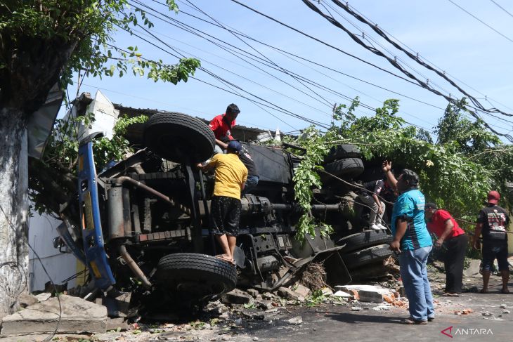 Kecelakaan Truk Tangki Pengangkut BBM