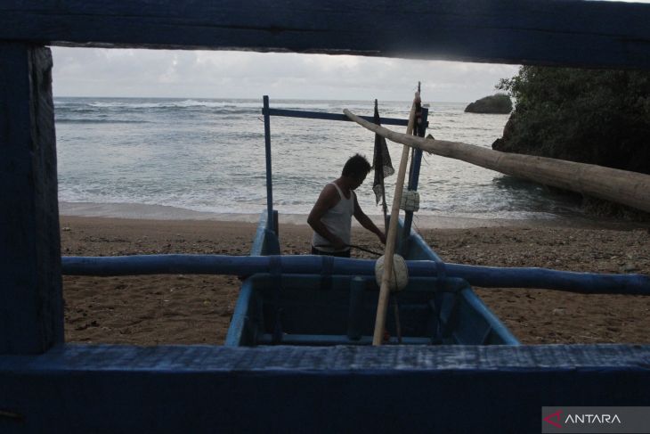 Nelayan di Pantai Kondangmerak tidak melaut