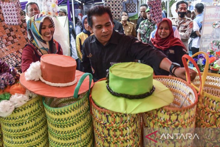 Pameran produk kerajinan dari limbah 