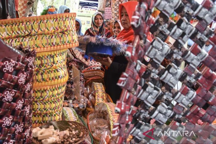 Pameran produk kerajinan dari limbah 