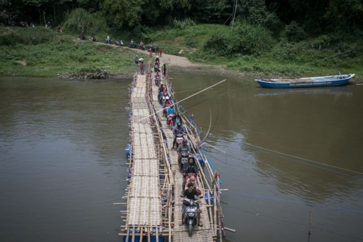 Antrean sepeda motor di jembatan sesek bambu