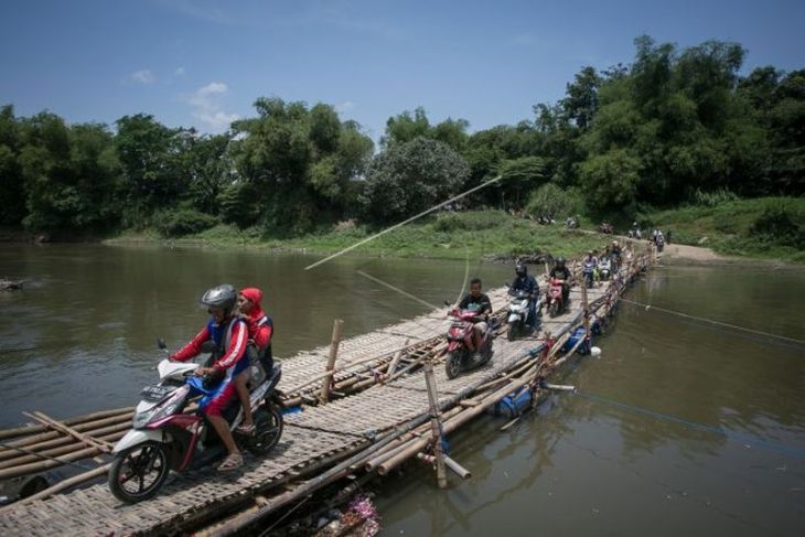 Antrean sepeda motor di jembatan sesek bambu
