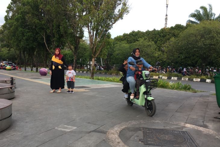 Warga Pontianak rekreasi sore dengan sepeda listrik