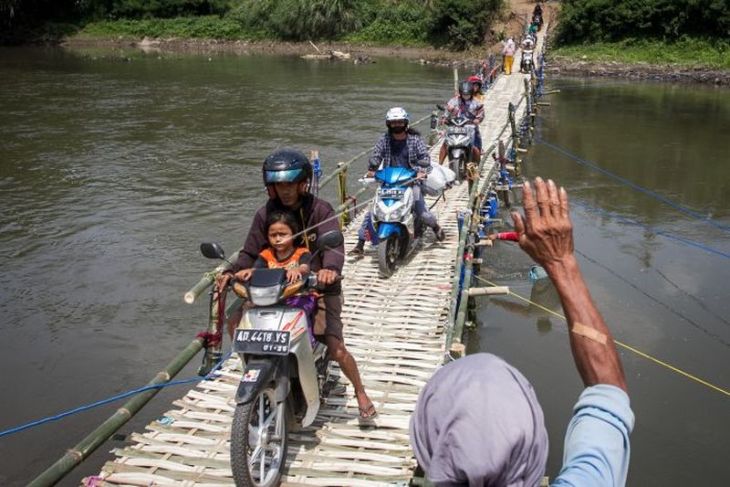 Jembatan alternatif untuk menyeberangi Sungai Bengawan Solo