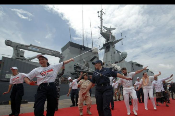 Kapal angkatan laut Inggris merapat di Bali