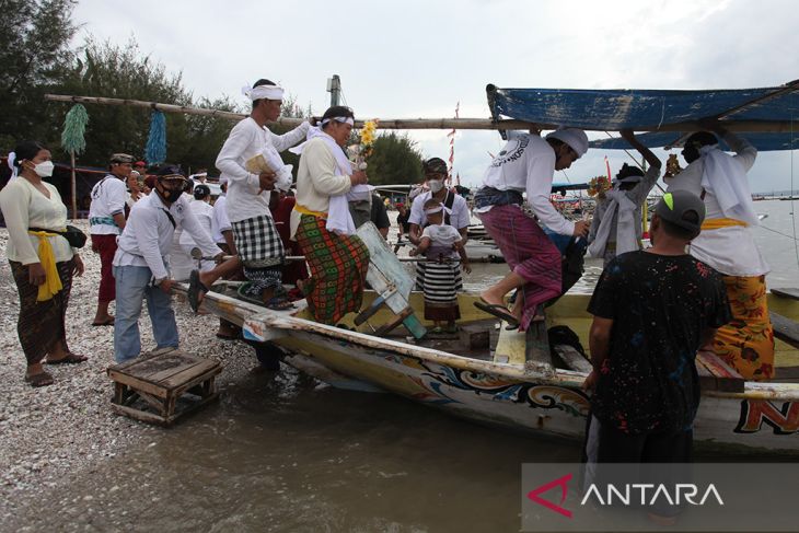 Upacara ngaben massal di Surabaya
