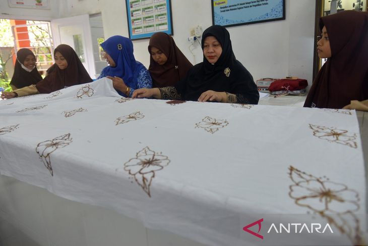 Edukasi membatik di Sekolah Lhoknga, Aceh Besar