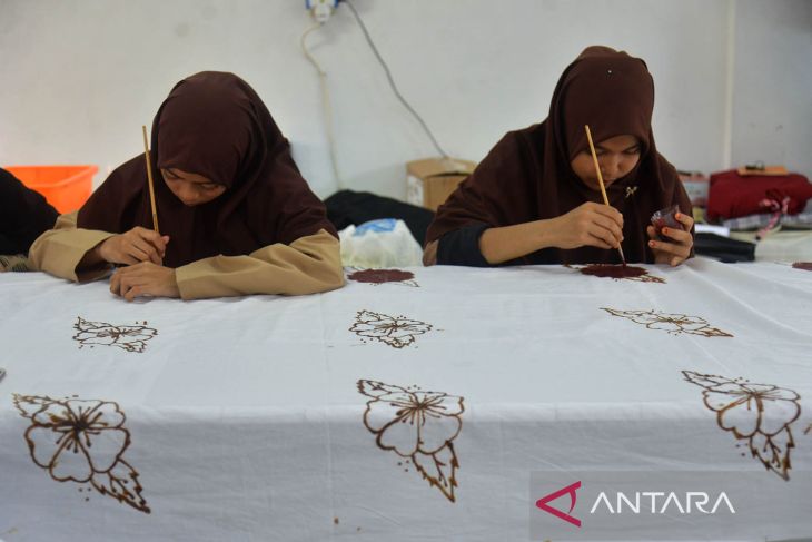 Edukasi membatik di Sekolah Lhoknga, Aceh Besar