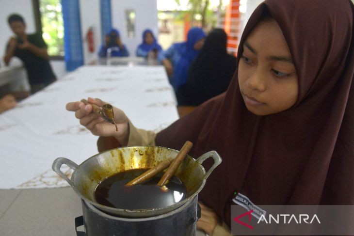 Edukasi membatik di Sekolah Lhoknga, Aceh Besar