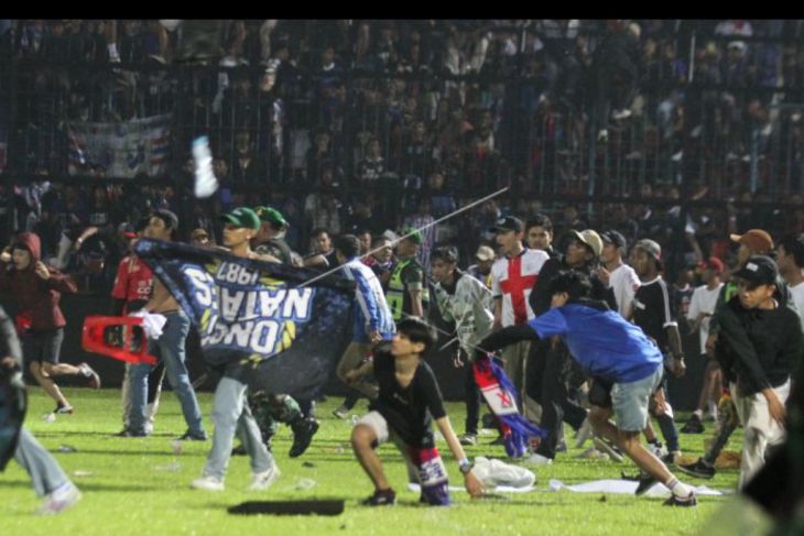 Kericuhan di laga Arema lawan Persebaya