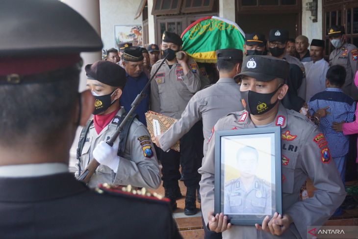 Pemakaman polisi korban kerusuhan di Malang