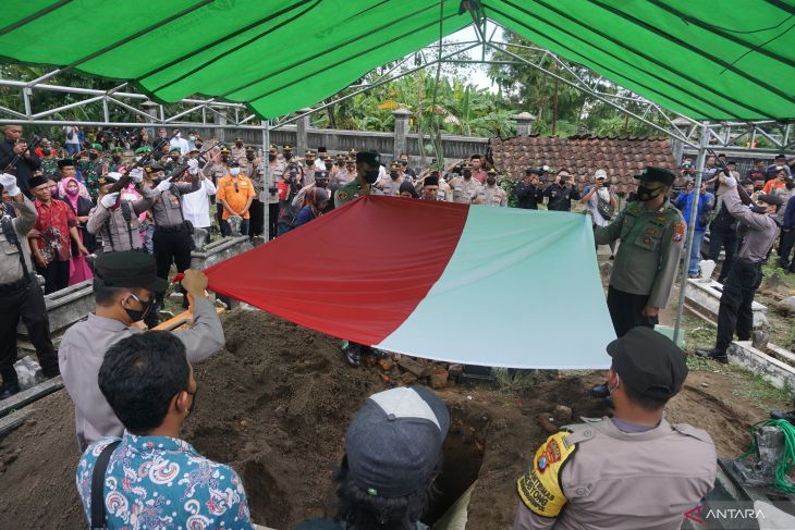 Pemakaman polisi korban kerusuhan di Malang