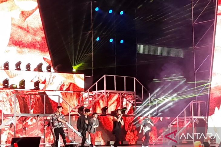 iKON teriakkan "Kalian gokil!"