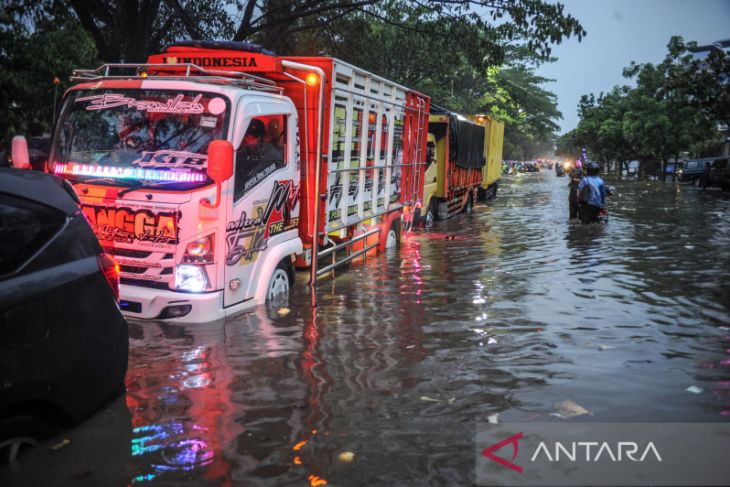 Genangan air di jalan Soekarno - Hatta