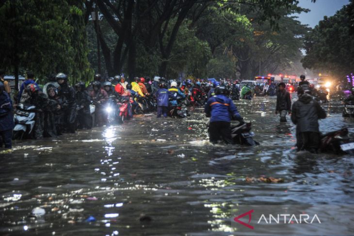 Genangan air di jalan Soekarno - Hatta