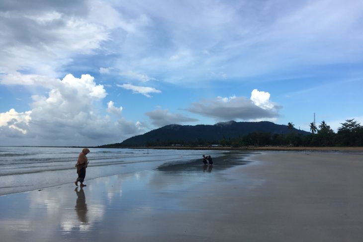 Pantai Temajuk  pantai bersih nan indah