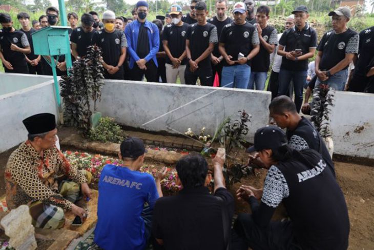 Pemain Arema FC Ziarah Kubur Korban Tragedi Kanjuruhan