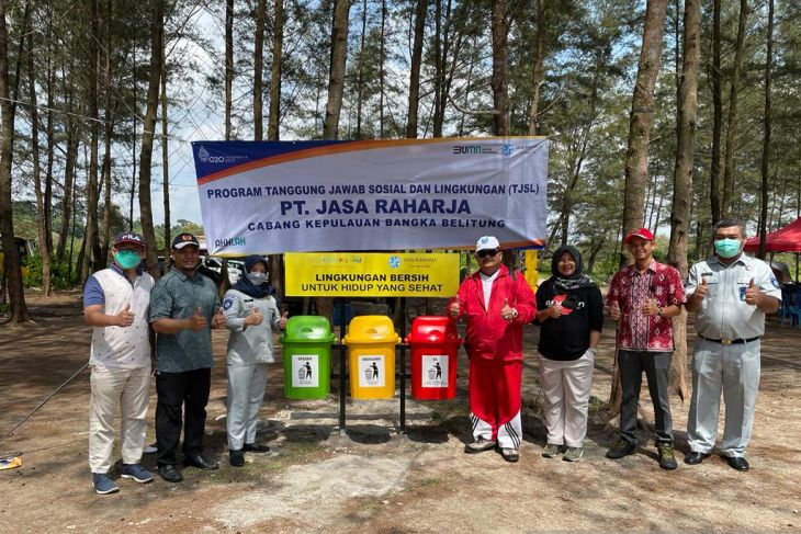Jasa Raharja Babel serahkan bantuan tong sampah di Pantai Temberan