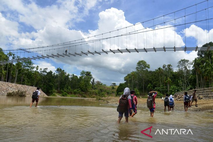Jembatan gantung untuk akses warga di Aceh Besar