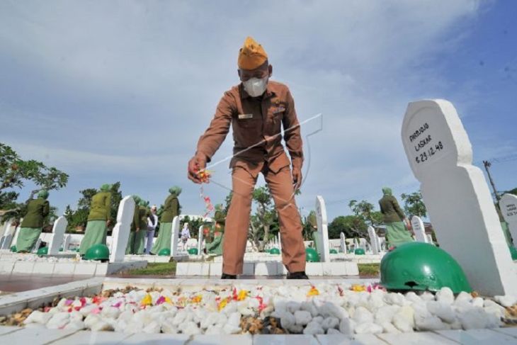 Ziarah Makam Pahlawan HUT TNI