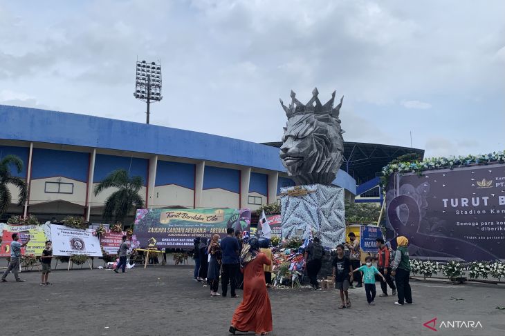 Stadion Kanjuruhan Malang Dipenuhi Karangan Bunga Duka Cita Antara