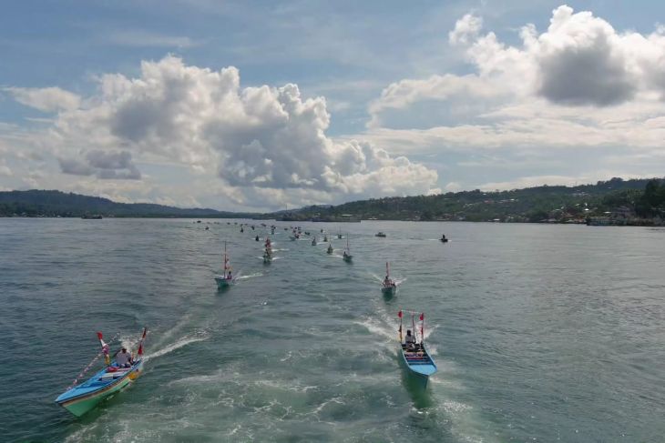Puluhan kapal nelayan "sailing pass" meriahkan HUT ke-77 TNI di Teluk Ambon