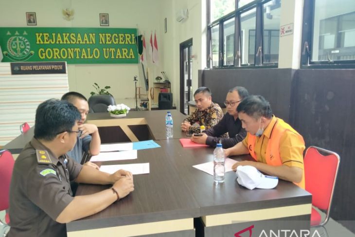 Kejari Gorontalo Utara serahkan tersangka korupsi BUMD