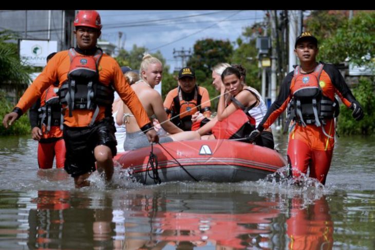 Tim gabungan evakuasi wisman terjebak banjir