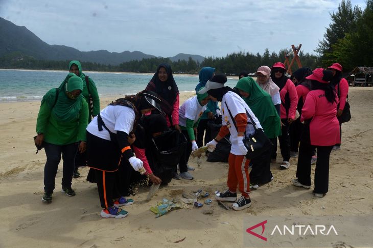 Aksi bersihkan sampah di Pantai Lampuuk