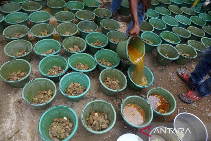 Memasak kuah beulangong rayakan Maulid Nabi