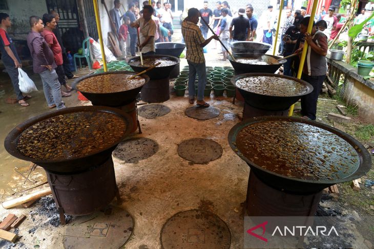 Memasak kuah beulangong rayakan Maulid Nabi