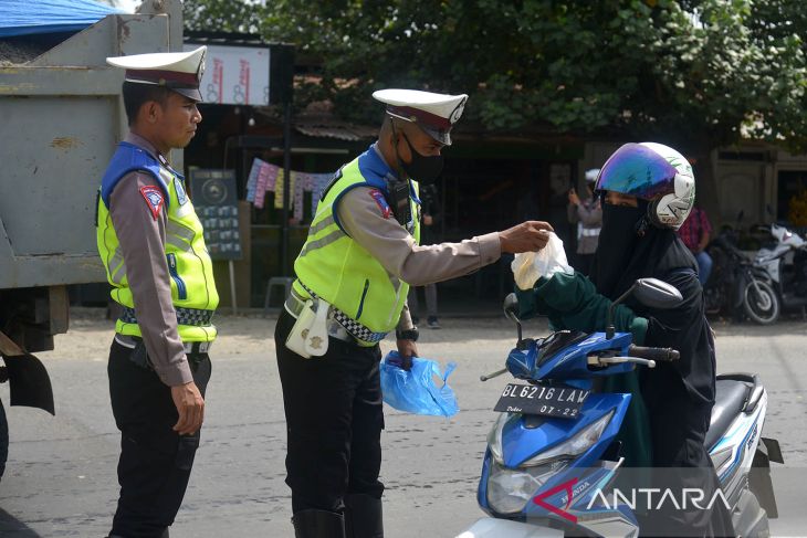 Satlantas Aceh Besar berbagi nasi bungkus rayakan maulid