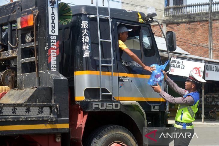 Satlantas Aceh Besar berbagi nasi bungkus rayakan maulid