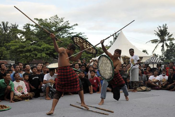 Warga Seraya gelar Gebug Ende untuk mohon hujan