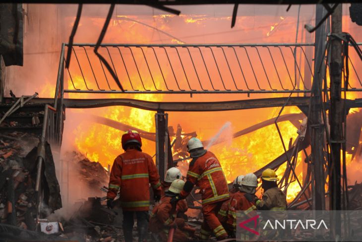 Kebakaran toko karpet di Surabaya