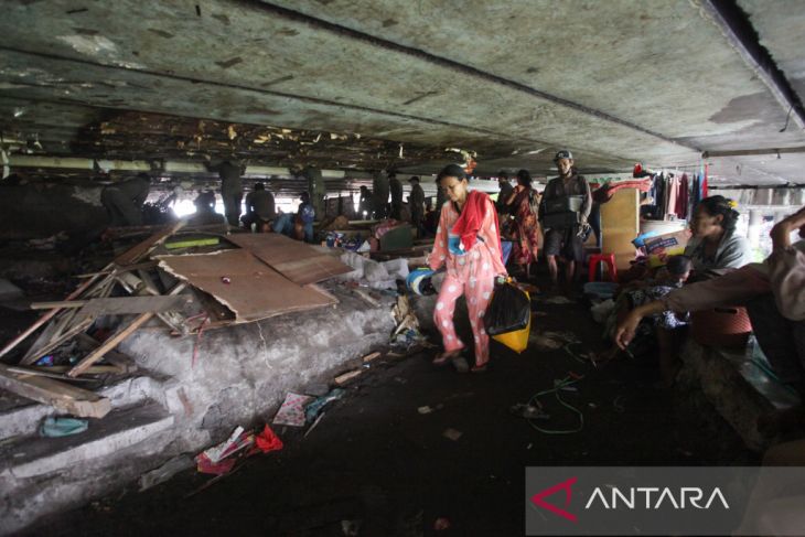 Pembongkaran bangunan liar di kolong jalan tol