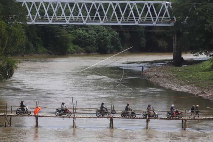 Warga Solo bangun jembatan swadaya untuk mempersingkat jarak tempuh