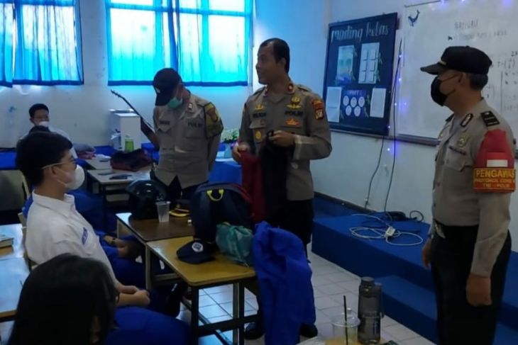 Polisi Sidak Benda Tajam Di Sekolah Antisipasi Tawuran - ANTARA News ...