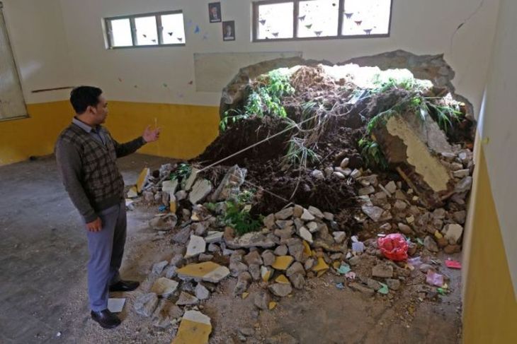 Longsor di kawasan lereng Gunung Prau