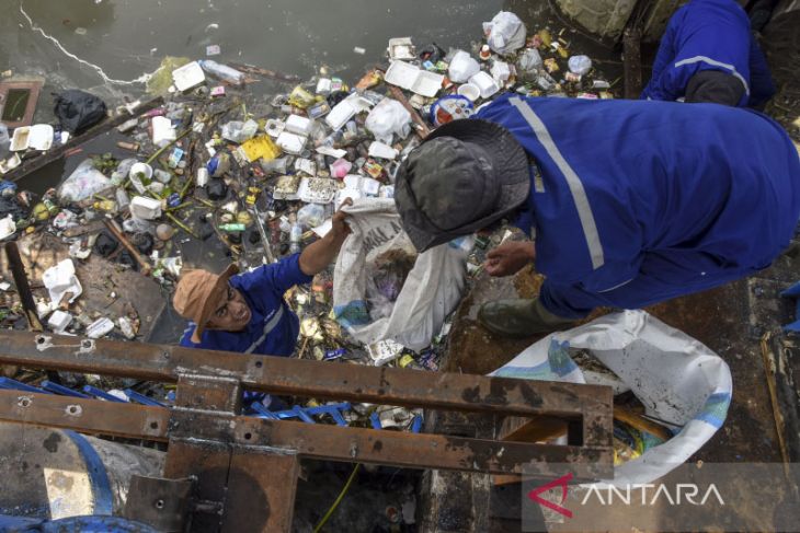 Aksi pungut sampah di sungai Cimulu 