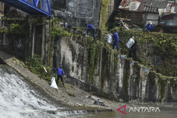 Aksi pungut sampah di sungai Cimulu 