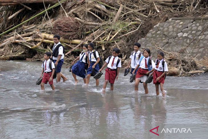 Siswa Mendoyo-Jembrana seberangi sungai ke sekolah karena akses putus (video)