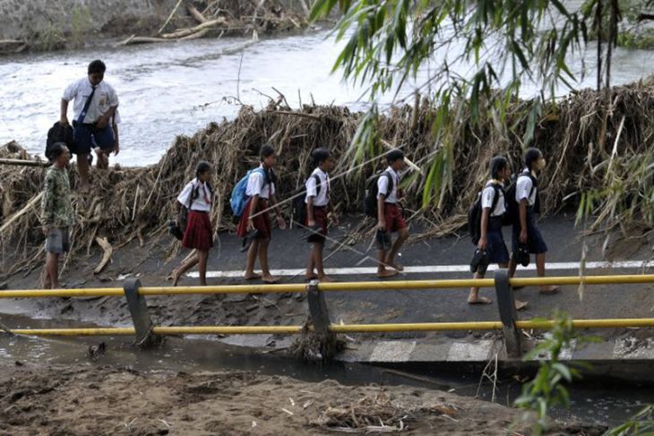 Dampak Jembatan Ambruk Akibat Banjir Bandang