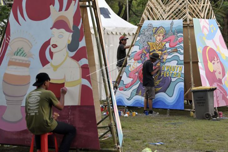 Puluhan remaja berlomba membuat mural