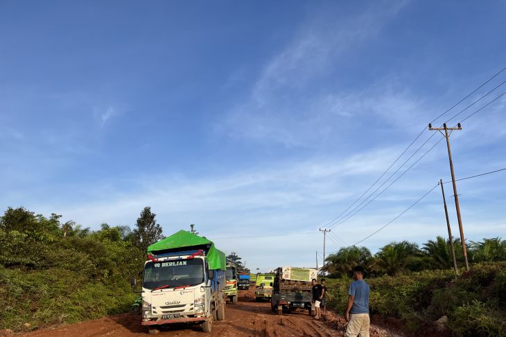 Jalan lintas ke ibukota Ketapang dan Kayong Utara rusak berat