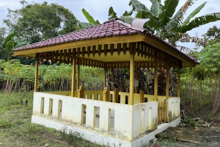 Makam Raja Riau di Sukadana jejak  sejarah yang masih sunyi